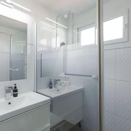 Diplomate - 2 Chambres, 15mn Du Palais, Charmant, Balcon, Clim